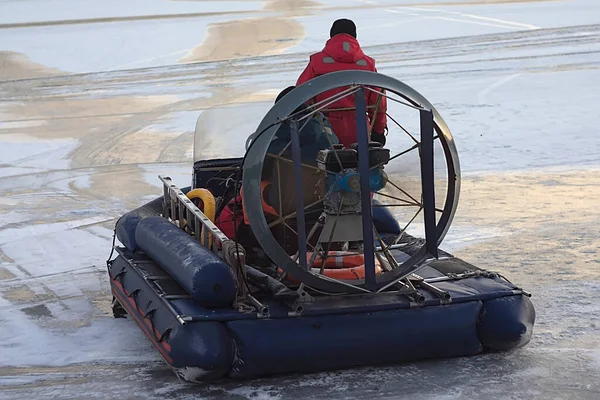 Buz üstünde sürmek için pervanesi olan şişme bir tekne.