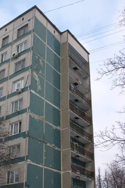 Kış günü eski çok katlı bina.