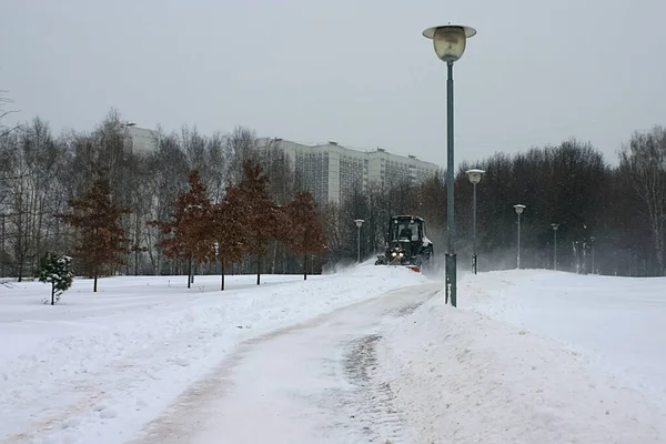 Трактор Очищает Трассу Свежего Снега — стоковое фото