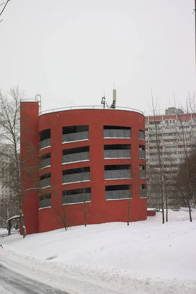 冬季城市的多层停车场大楼 — 图库照片