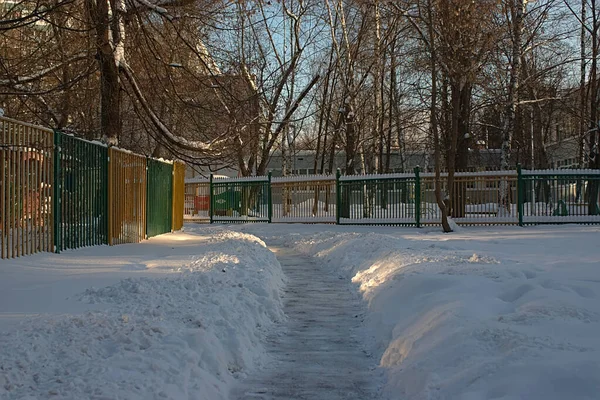 Sentiero Sgombro Dalla Neve Una Zona Residenziale — Foto Stock