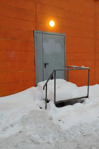 Varanda Coberta Neve Entrada Edifício — Fotografia de Stock