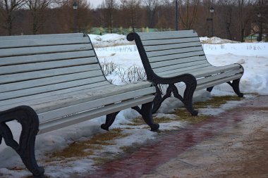 Kış parkındaki ara sokakta banklar