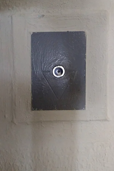 古いビルのエレベーターコールボタン — ストック写真