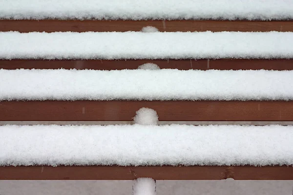 Świeży Śnieg Poprzeczkach Drewnianej Ławki — Zdjęcie stockowe