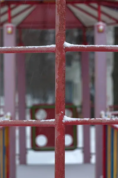 Nieve Las Estructuras Metálicas Del Patio Recreo —  Fotos de Stock