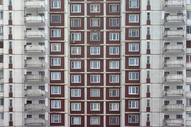 Tipik bir çok katlı binanın ön cephesinin parçası.