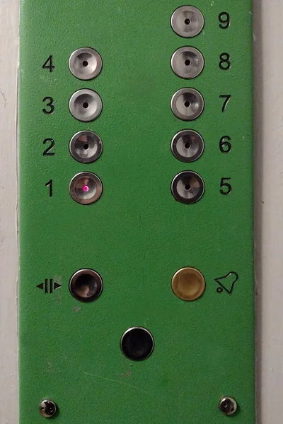 旧建筑物中的乘客电梯按钮 — 图库照片