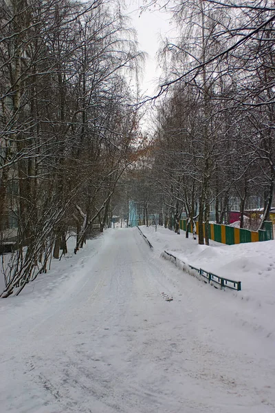 Schneestraße Einem Wohnblock — Stockfoto
