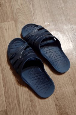 # Odadaki eski mavi lastik parmak arası terlikler #