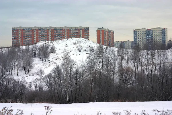 Жилые Дома Холме Окраине Города — стоковое фото