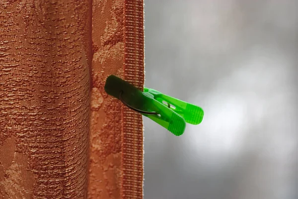 Kumaş Perdede Yeşil Plastik Mandal Var — Stok fotoğraf