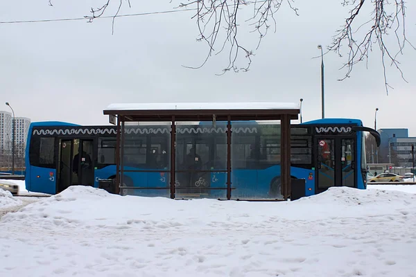 Bus Einem Wintermorgen Einer Haltestelle — Stockfoto