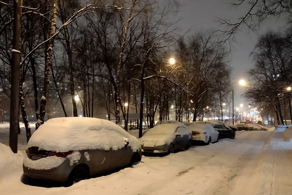 Автомобілі Будинку Сніговий Вечір — стокове фото