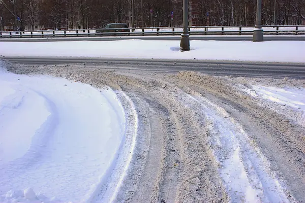 Droga Nie Jest Oczyszczona Padającego Śniegu — Zdjęcie stockowe