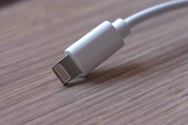 Modern bir akıllı telefonun bağlantısının fişi.