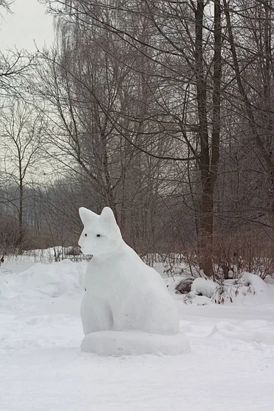 Figura Egy Állat Téli Parkban — Stock Fotó