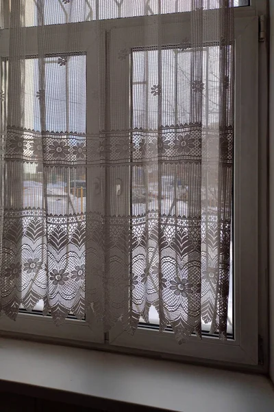 Ablak Függönyökkel Kilátással Téli Utcára — Stock Fotó