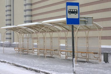 Alışveriş merkezinin yanındaki otobüs durağı.