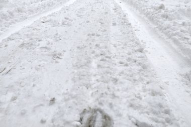 Karla kaplı bir yolda bir iz.