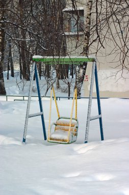 Salıncak karla kaplı.