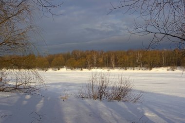Baharın ilk günlerinde donmuş nehir
