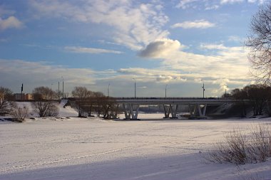 Donmuş bir su kütlesinin üzerinde yol köprüsü