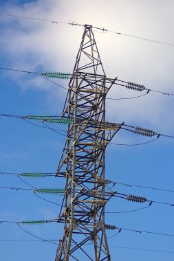 Gerilmiş kablolarla yüksek güç hattı direği