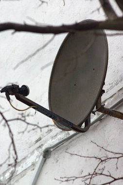 Evin duvarında eski uydu televizyon anteni var.