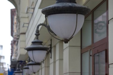 Eski bir binanın duvarındaki lambalar.