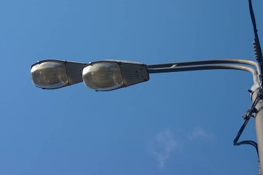 Yay gökyüzünün arka planında çift fener