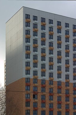 Yeni bir konut bloğunda çok katlı bir binanın köşesinde.