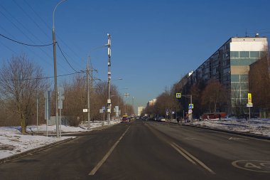 Bir bahar sabahı boş bir sokak.