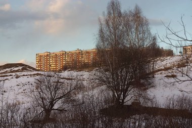 Şehrin varoşlarındaki çok katlı binaların manzarası.