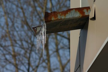 Yay sarkıtları oluğa asılı.