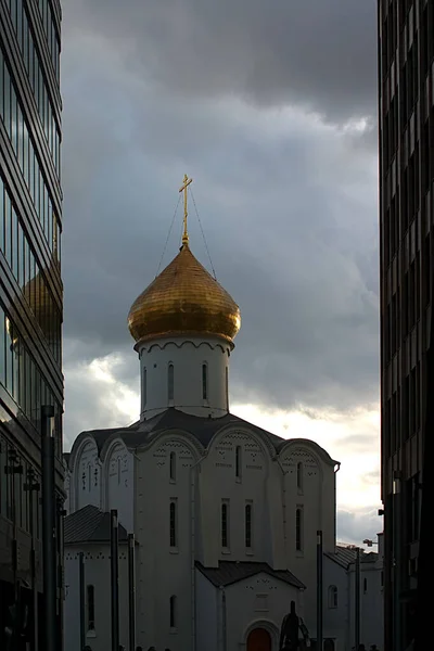 Iglesia Ortodoxa Entre Los Edificios Modernos — Foto de Stock