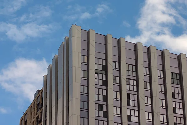 Yeni Bir Binanın Üzerinde Mavi Bahar Gökyüzü — Stok fotoğraf