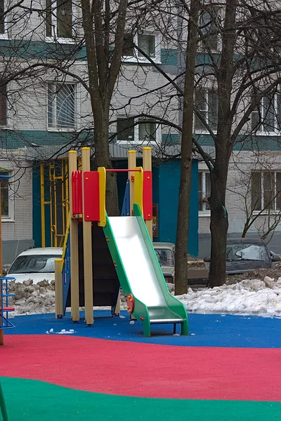 Rutsche Auf Einem Schmalen Spielplatz Hof Des Hauses — Stockfoto