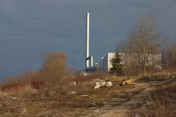 Будівля Котельні Високим Димоходом Тлі Темного Весняного Неба — стокове фото