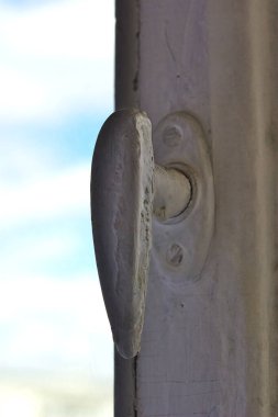 Eski boyalı pencere çerçevesinin sapı