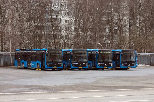 Stadsbussar Parkeringen Innan Anger Rutten — Stockfoto