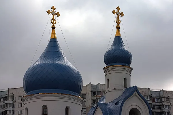 Cupole Una Chiesa Ortodossa Contro Cielo Grigio — Foto Stock