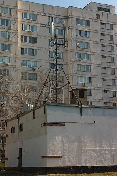 Antenna Comunicazione Cellulare Sul Tetto Edificio Tecnico — Foto Stock