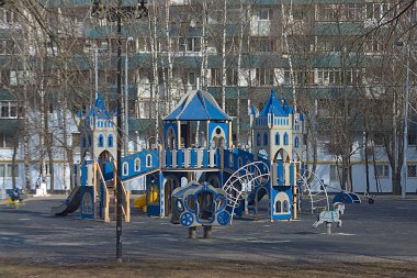 Çok katlı bir binanın yakınındaki çocuk parkı