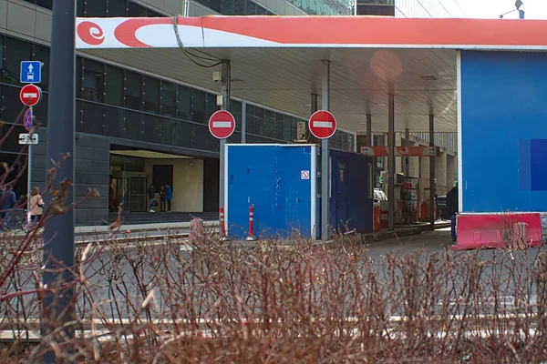 Bensinstation Centrum Nära Kontorsbyggnaden — Stockfoto