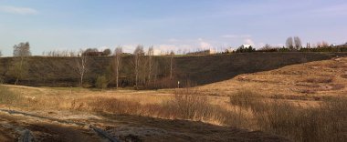 Geçen yılın çimlerini yakan siyah bir tepe.