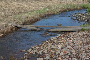 Geçiş için kalaslar dereye atılır.