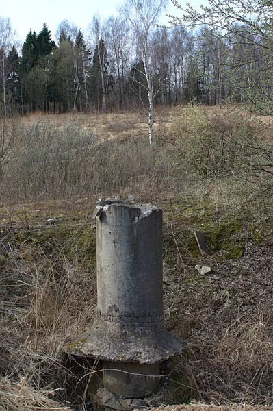 コンクリートの柱の跡が地面から突き出ています — ストック写真