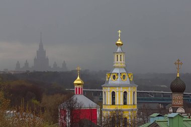 Moskova / Rusya - 04 22 2021: kötü hava - Moskova Devlet Üniversitesi yağmur duvarının arkasındaki bina