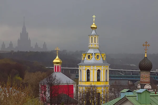 Moscú Rusia 2021 Mal Tiempo Edificio Universidad Estatal Moscú Detrás —  Fotos de Stock